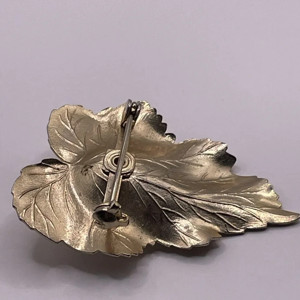 Vintage Sarah Coventry Gold Tone Faux Pearl 3D Leaf‎ Brooch Pin Textured